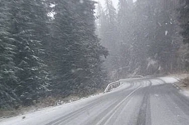 Сняг и висока лавинна опасност, ограничено движение през Превала