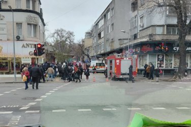 Трагедия във Варна: Шофьор помете хора на тротоар и се вряза в магазин