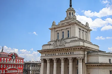 Първи данни от вота: Шест партии в 52-ия парламент