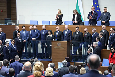 Парламентарна димка: Депутатите гласуват трети вот на недоверие, обречен на провал