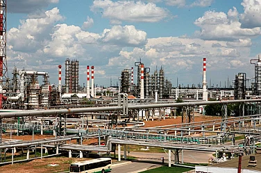 Украински дронове удариха рафинерия на „Лукойл“ във Волгоград