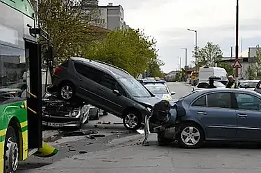 Дрогиран шофьор на автобус потроши 5 коли в Хасково