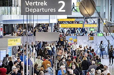 Снегът спря трафика: 450 отменени полета на летище Схипхол