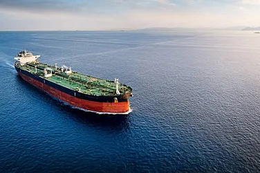 Русия прати военноморски ескорт за танкер от „сенчестия флот“, преследван от САЩ