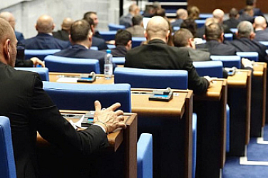 Трети вот на недоверие в парламента. Обречен ли е?
