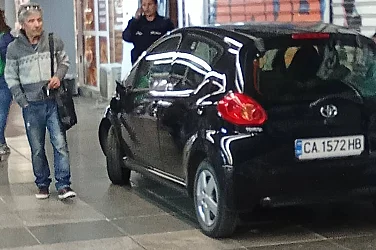 Кола без шофьор паркира в подлеза на „Орлов мост“