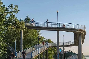 Шест години след построяването: Новият Вит мост в Русе се руши