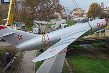 Върнаха изтребителя МиГ-17 на мястото му в Ямбол