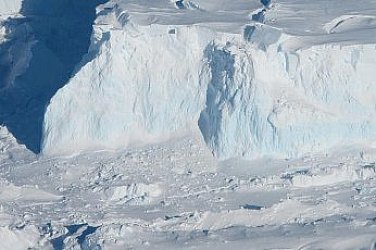 Стотици земетресения бомбардират ледника „Страшен съд“, учени предупреждават за бедствие