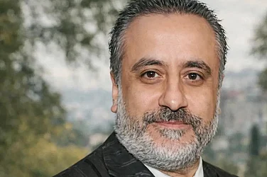 Турският продуцент Ерол Кьосе загина след падане от 16-ия етаж в Истанбул