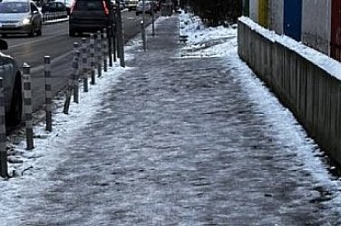 Големи глоби за непочистен от лед тротоар