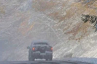 Държава на командно дишане: Бурен вятър и 20 см сняг блокираха градове, села и пътища