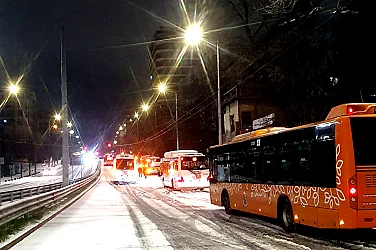 Зимната обстановка спря автобуси и тролеи в София