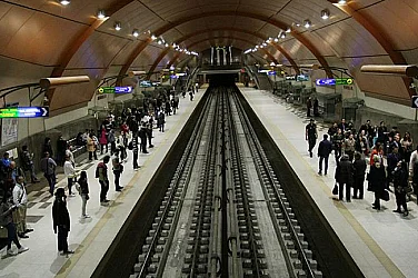 Мъж скочи на релсите и спря метрото в София