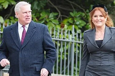 Бившата съпруга на принц Андрю може да разкаже за Епстийн. Дворецът е уплашен