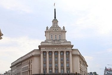 НС дебатира по шестия вот на недоверие срещу кабинета „Желязков“