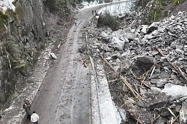 Опасно срутище затвори пътя Велинград–Сърница, рискът остава