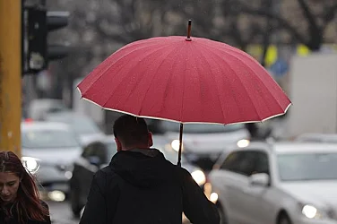 Облачна и дъждовна събота