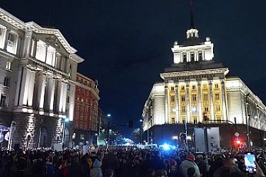 След протеста: Как осъмна площадът днес?