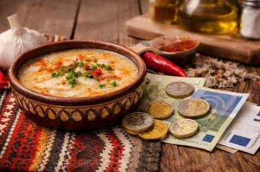 Шкембе в евро, сметки в лев, истерии на касата. „Битката за лева“ вече отегчава – и е нарушение