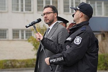 Едва намериха мизерни по 120 лв. за пенсионери, но за МВР милионите за бонуси валят от хазната