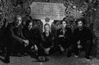 Queens of the Stone Age пуснаха за свободно гледане концерта си от парижките катакомби