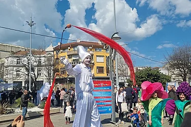 „Цветна феерия“ в Бургас: Парад на багрите и „театър на огъня“ за празника