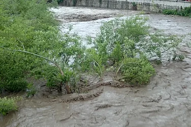 Черни лом преля. Евакуират хора от село край Попово