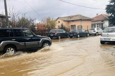 Напрежение в Гелеменово: Местни спряха укрепването на дигата след наводнението