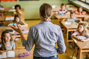 Предлагат 20% увеличение на учителските заплати. Средната става 3000 лв.