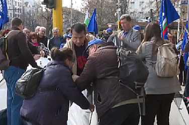 Медиците няма да спрат да протестират за по-високи заплати