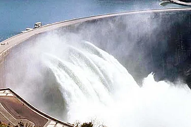 Язовири преливат, други са пред препълване