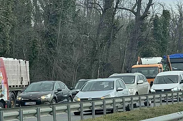 Протест на пътната помощ блокира магистрала Тракия до София