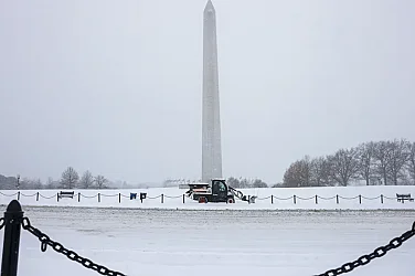 САЩ в колапс от мощна зимна буря: Хиляди полети отменени, милиони без ток
