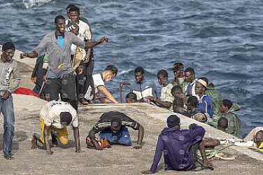 Франция ще спира и малките лодки с мигранти към Великобритания през Ламанша