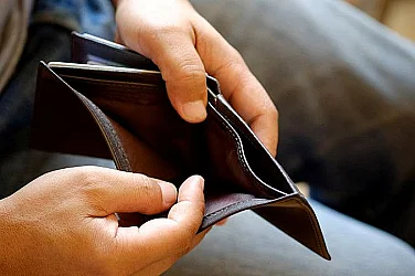 НАП: 100 хиляди души работят на повече от едно място. Експерти: Това е само върхът на айсберга