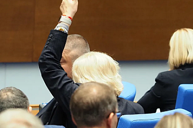 105 причини парламентът да не работи
