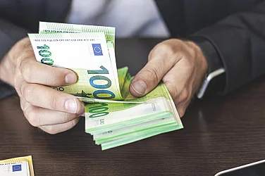 Обедняване чака всеки трети българин, сочи проучване на Евробарометър