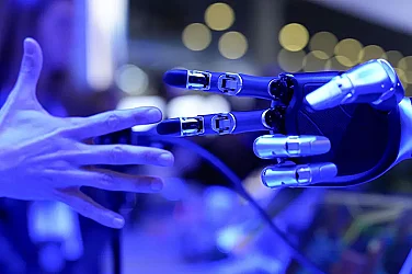 AI на работното място: Помощник или напротив?