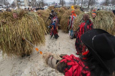 Маланка: Шумният украински ритуал, който гони злото