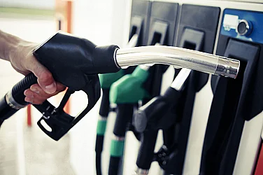 Горивата поскъпнаха за дни: Бензинът с 5, дизелът с 8 евроцента