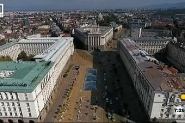 На сутринта след протестите: 40 задържани, жълт диван за ИТН и плакати пред НС