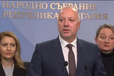 Кабинетът „Желязков“ подаде оставка минути преди вота на недоверие