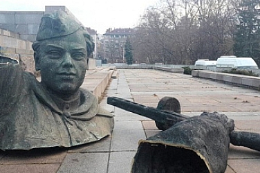 Атлантическият съвет: Тодева бе единственият областен управител, който се осмели да демонтира паметника на съветските окупатори