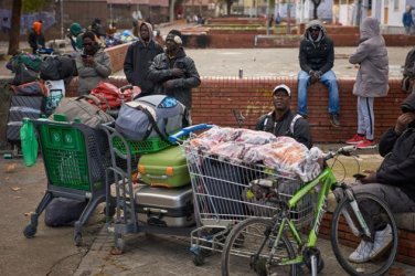 Испанската полиция изгони стотици мигранти от изоставена сграда