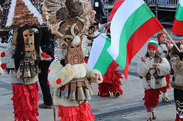 Маски, хлопки и студ: Живият обичай „Сурва“ пред обектива на ФрогНюз