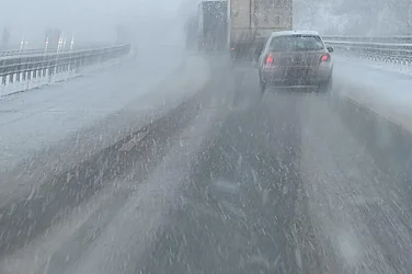 Обърнат тир блокира движението по АМ 