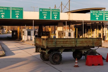 Гръцките фермери блокират и пътища вътре в страната