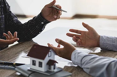 Неплатените задължения са проблем при продажбите на коли и имоти