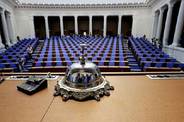 Парламентът решава дали МС и ДАНС ще контролират кой да купи „Лукойл